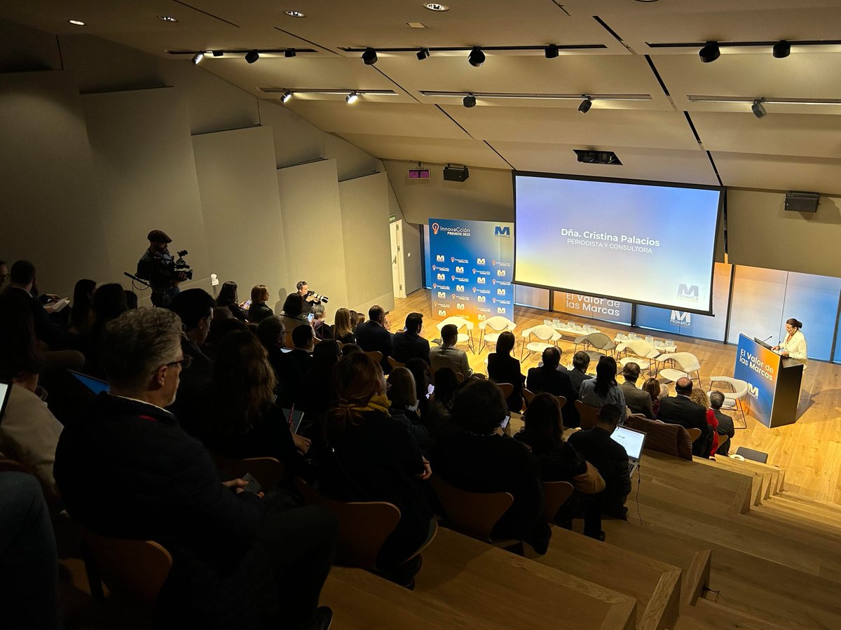 promarcaspain's tweet photo. ¡Empezamos! Presenta la jornada, la periodista y consultora, Cristina Palacios. El presidente de #Promarca, Ignacio Larracoechea, da la bienvenida a los asistentes, agradeciendo la presencia de instituciones, marcas y periodistas. #MarcasXEspañaVaciada #PremiosInnovaccion https://t.co/M1UbyQ2JM2