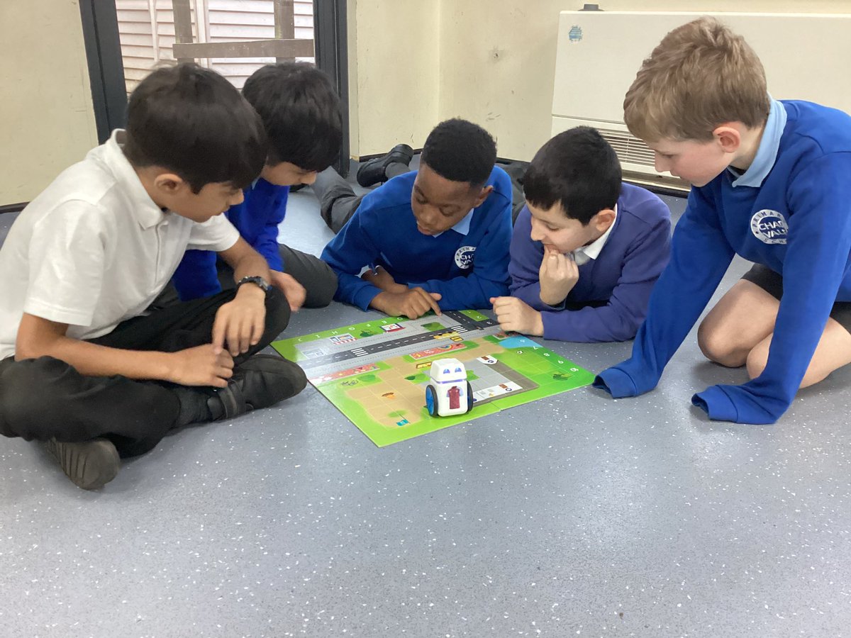 chadvaleprimary's tweet photo. #CVCutts #CVComputing Enjoying our second computer workshop. We are learning so much about coding! @AVFCFoundation https://t.co/MlQZXU6BTC