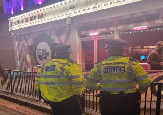 Islington Police Licensing team led a NTE street briefing this weekend on Blackstock Road with local officers, pub staff and partners.  Working together for a safer night out.  @Parkguard_NTE @IslingtonBC #OpLeuctra