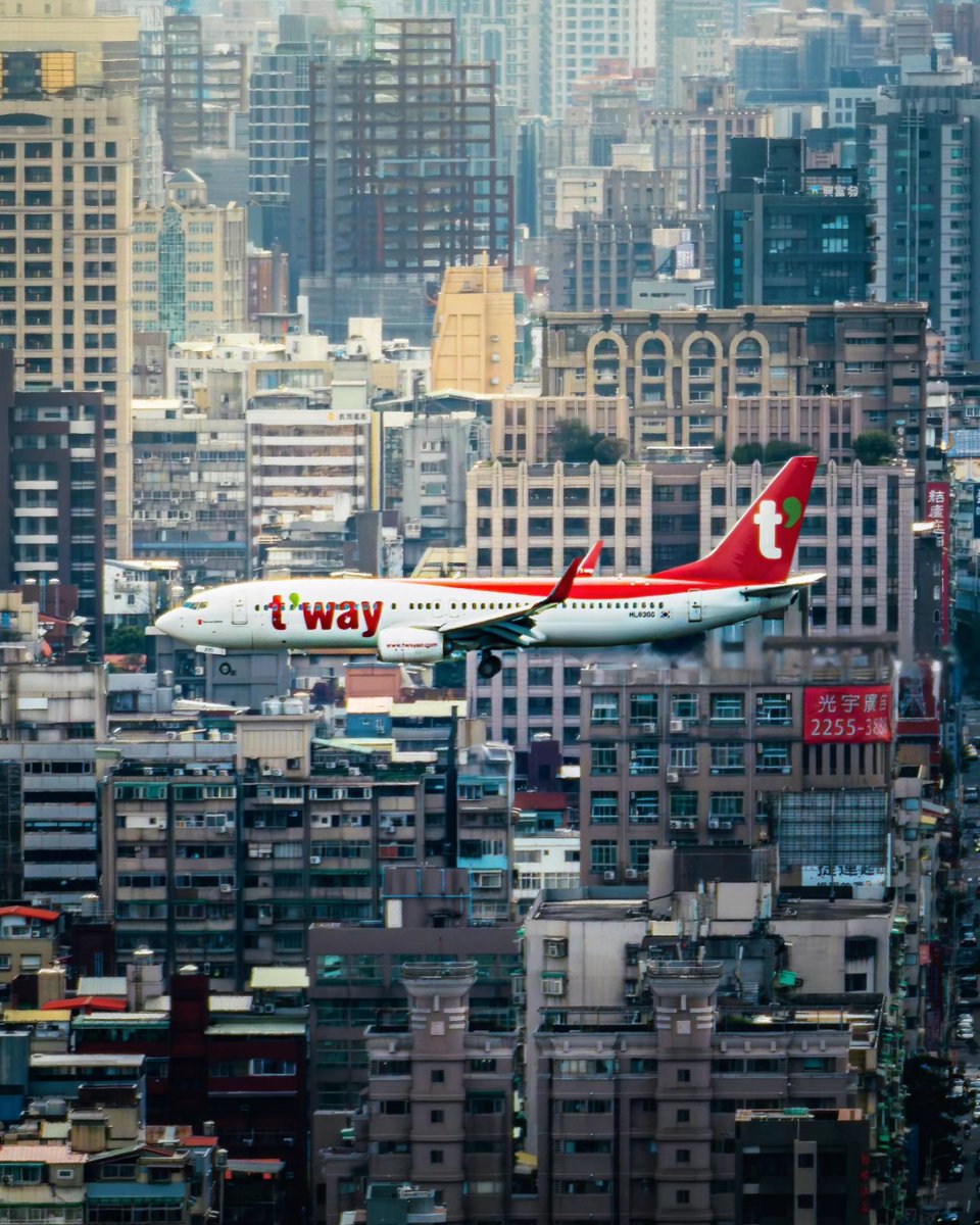 When flying in a plane, are you a window seat or an aisle seat person? 💺 Defintely window seat for me! 🙋🏻‍♂️

Plane-spotting in Taipei was so fun! We hiked up a small mountain for 30 minutes view the airplanes landing into Songshan Airport! ✈️

#photography #Taiwan #planespotting