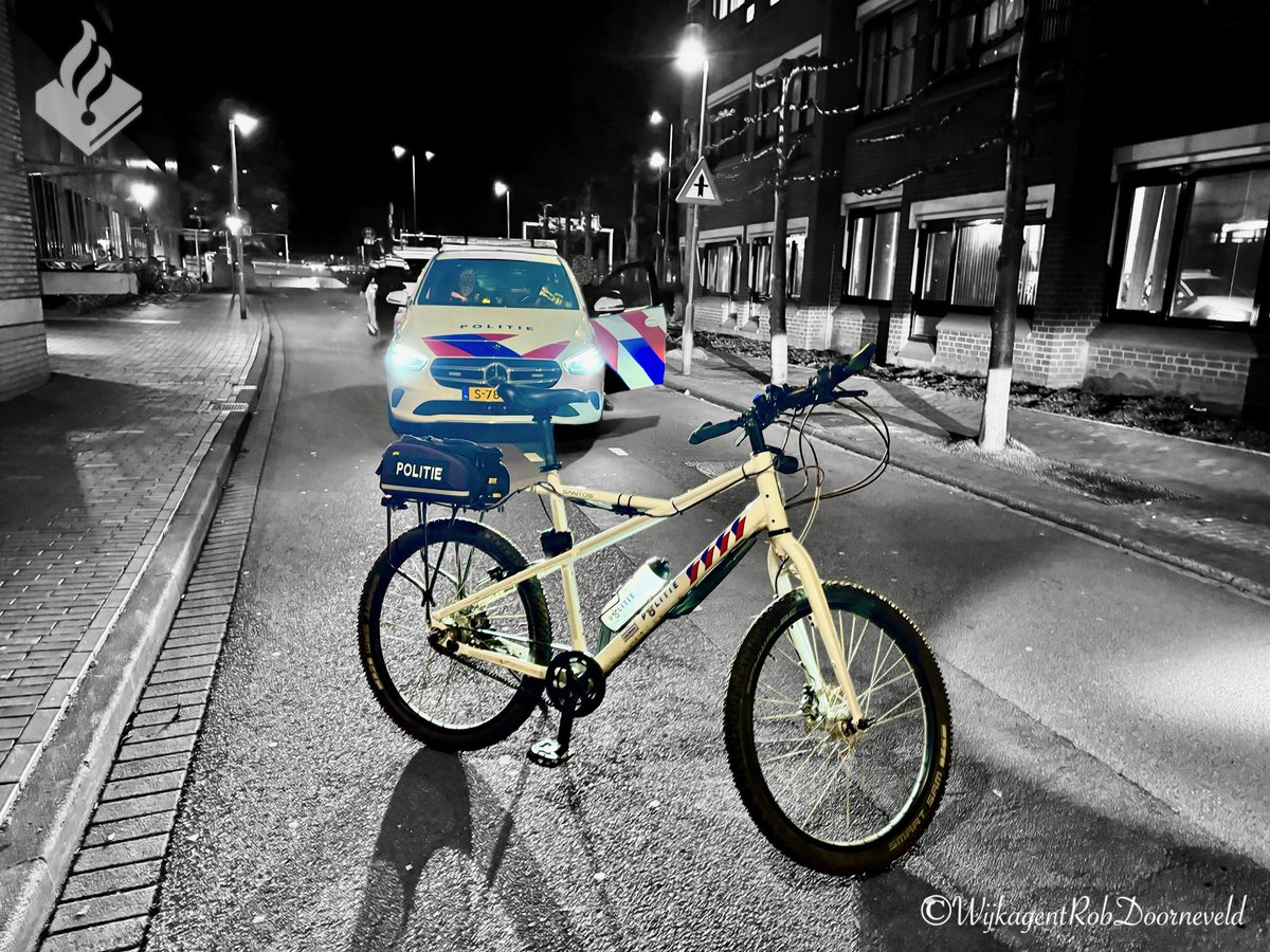 Gisterenavond snel ter plaatse bij incident Stadshart.
De voordelen van de fiets.
#politie #zoetermeer #wijkagent #politiebiketeam #bikepatrol