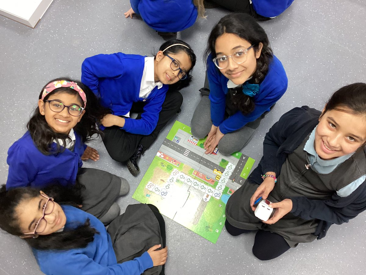 chadvaleprimary's tweet photo. #CVCutts #CVComputing Enjoying our second computer workshop. @AVFCFoundation https://t.co/Cw3VAsJ4rl