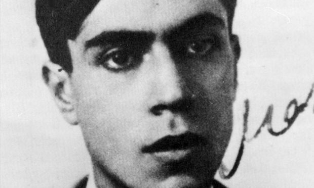 Il y a 86 ans, Ettore Majorana donnait son premier cours à Naples, presque à voix basse, devant quatre étudiantes et un étudiant : relativité, effet Compton, opérateurs linéaires, matrices infinies, tout y passa. Deux mois plus tard, il se volatilisera sans laisser de traces.