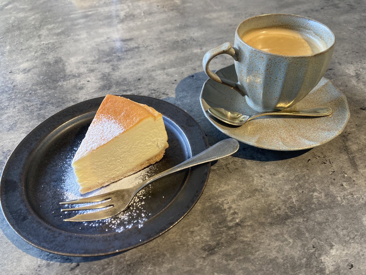 iegaraku's tweet photo. 前に行った1cafeさんのコーヒーとチーズケーキが美味しかったの思い出して、仕事終わりとかに行けたら最高なのになぁと思いながら、今日もお疲れ様でした!
#企業公式がお疲れ様を言い合う
#スタッフつがちゃんのつぶやき
#小樽
#1cafe https://t.co/mFZrPRDiJ3