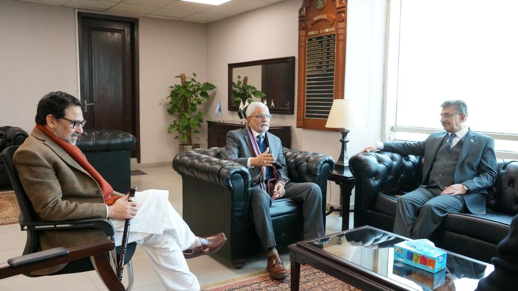 AviMinistry's tweet photo. PM's aide on avn. Farhat Hussain Khan held a mtg. with Amb. Of 🇮🇶to 🇵🇰 H. E. Hamid Abbas Lafta to discuss var. issues of air transportation. Both sides reiterated their firm resolve to further strengthen the B/L relationship in avn. Sector. https://t.co/8GzUMBFeF7
