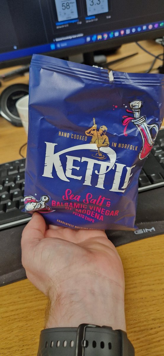 BenFinney16's tweet photo. I would like to thank @KETTLEChipsUK for my lovely bags of air I recently purchased. I think actually have less than 10 crisps per pack in my huge multipack I bought. https://t.co/360CIKvlqh