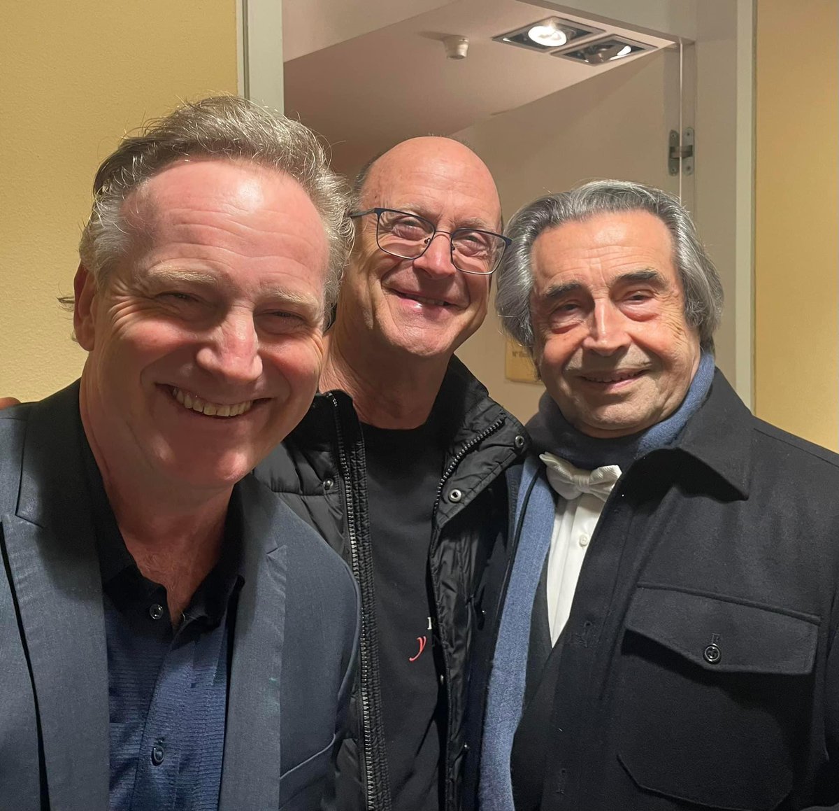 Australian World Orchestra (@ausworldorch) on Twitter photo A reunion in La Scala, Milan!
Our Artistic Director, Alexander Briger, was conducting the <a href="/Sinfonica_mi/">Orchestra Sinfonica di Milano</a> when he ran into Maestro Riccardo Muti (Guest Conductor 2018) and Michael Mulcahy (Principal Trombone 2018), who are touring with the <a href="/chicagosymphony/">Chicago Symphony Orchestra</a> 🎶 A reunion in La Scala, Milan!
Our Artistic Director, Alexander Briger, was conducting the <a href="/Sinfonica_mi/">Orchestra Sinfonica di Milano</a> when he ran into Maestro Riccardo Muti (Guest Conductor 2018) and Michael Mulcahy (Principal Trombone 2018), who are touring with the <a href="/chicagosymphony/">Chicago Symphony Orchestra</a> 🎶