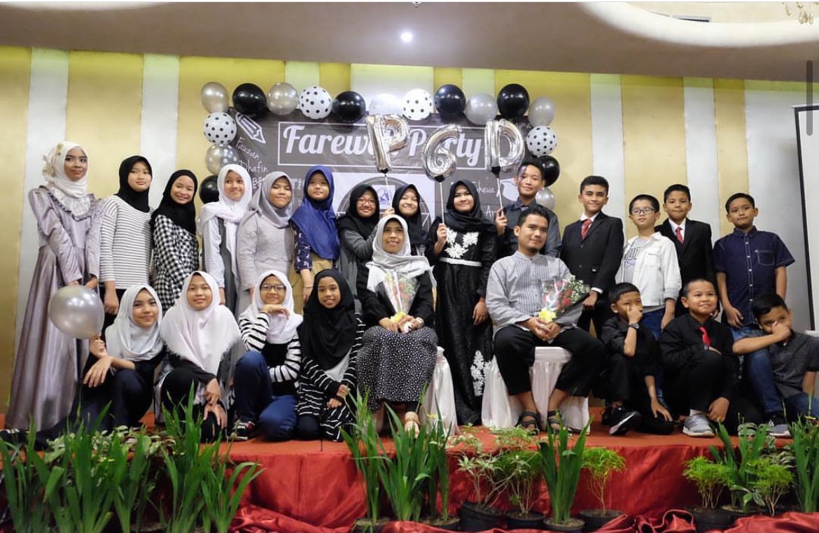 adhityazahran's tweet photo. tepat 7 taun lalu, di sekolah ini, ustadz gw ngomng empat mata ke gw, “coba tes di Husnul Khotimah, itu alumni2nya pinter2 di al-azhar mesir.” 

dan sekarang, gw alumni Pondok Husnul Khotimah, dan besok udah napakin kaki di tanah mesir, di Al-Azhar, sesuai yg diucapkan ustadz gw. https://t.co/wWt7aExdlj