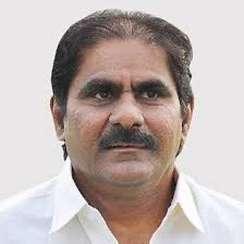 Swathireddytdp's tweet photo. మరో సారి బుద్ది చూపిన పేటియం కుక్క , బ్లూ మీడియా NTV 
రాజమండ్రి రా కదలి రా సభలో ఘటనపై వక్రభాష్యం
ప్రసంగం అనంతరం చంద్రబాబు ను కలిసేందుకు వేదికపై ఎగబడ్డ నేతలు
బొకేలు ఇచ్చేందుకు, శాలువాలు కప్పేందుకు ఎగబడిన నేతలు 
వేదిక సరిపోక నేతల తోపులాటలో తూలి పడబోయిన చంద్రబాబు
వెంటనే అలెర్టై రక్షణగా నిలిచిన భద్రతా సిబ్బంది
అనుకోకుండా జరిగిన ఘటనపై బ్లూ మీడియా ఎన్టీవీ విషం
రాజానగరం సీటు విషయంలో కార్యకర్తల నిసనల వల్లనే ఘనట అంటూ తప్పుడు బ్రేకింగ్స్
ఎన్టీవీ మరో సారి తన కుక్క బుద్ది చూపిందని మండిపడుతున్న టీడీపీ నేతలు