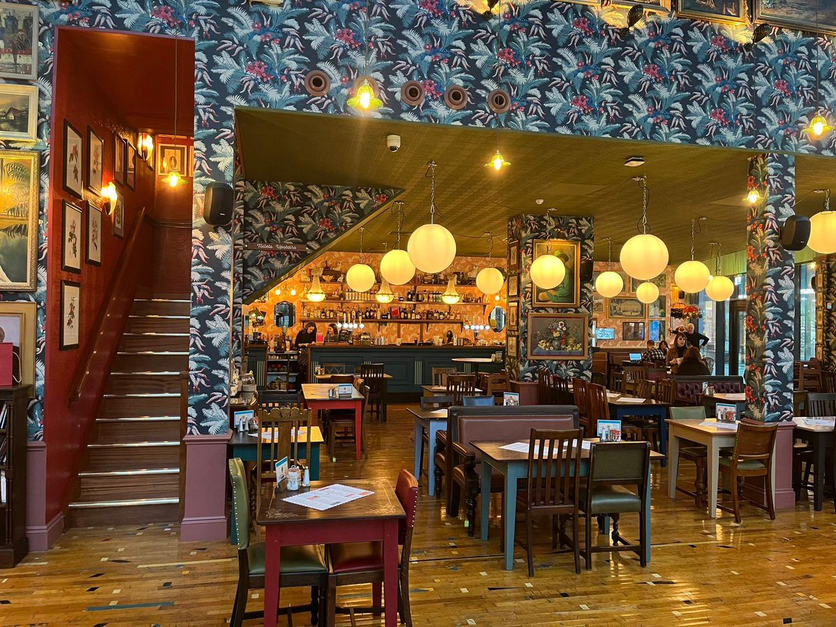 AlexReilley1's tweet photo. It’s another landmark day for @theLOUNGERS 
Today we’ve opened our 250th site (&amp; 211th Lounge) 🎉 🥳🍾
Pionero Lounge has opened in Rochdale at the heart of the Riverside Scheme.
We’ve come a long, long way since our 1st 10-table Lounge opened in 2002. 
#lovelounging #LGRS https://t.co/h6qqTbKRtV