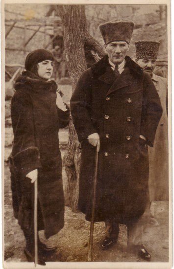 ozelturkkoleji's tweet photo. 29 Ocak 1923 tarihinde Uşakizade Köşkünde kıyılan Gazi Mustafa Kemal Paşa ve Latife Hanım'ın nikahları, tarihimize ilk kez bir kadının kendi nikahında masaya oturduğu ve özgür iradesi ile evlilik beyanı verdiği nikah olarak tarihe geçmiştir.✨ https://t.co/FgAofrMlSp