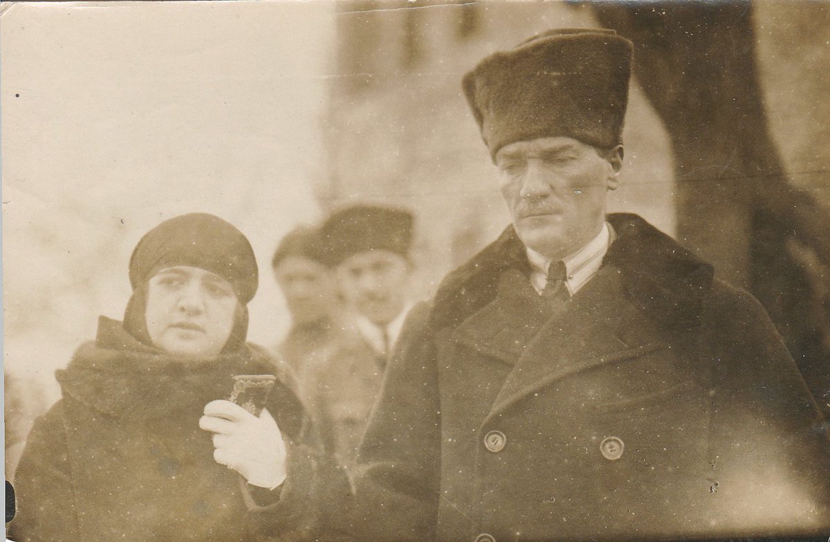 ozelturkkoleji's tweet photo. 29 Ocak 1923 tarihinde Uşakizade Köşkünde kıyılan Gazi Mustafa Kemal Paşa ve Latife Hanım'ın nikahları, tarihimize ilk kez bir kadının kendi nikahında masaya oturduğu ve özgür iradesi ile evlilik beyanı verdiği nikah olarak tarihe geçmiştir.✨ https://t.co/FgAofrMlSp