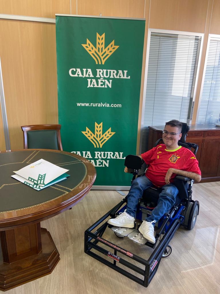 Alex28z's tweet photo. Hoy quiero agradecer en este tweet la colaboración que la Caja Rural de Jaén ha tenido con mi persona, una entidad que marca la diferencia con el resto por esos pequeños detalles y a la que yo más que una entidad veo como una familia comprometida, humilde y cercana. https://t.co/UJayQYhwO4