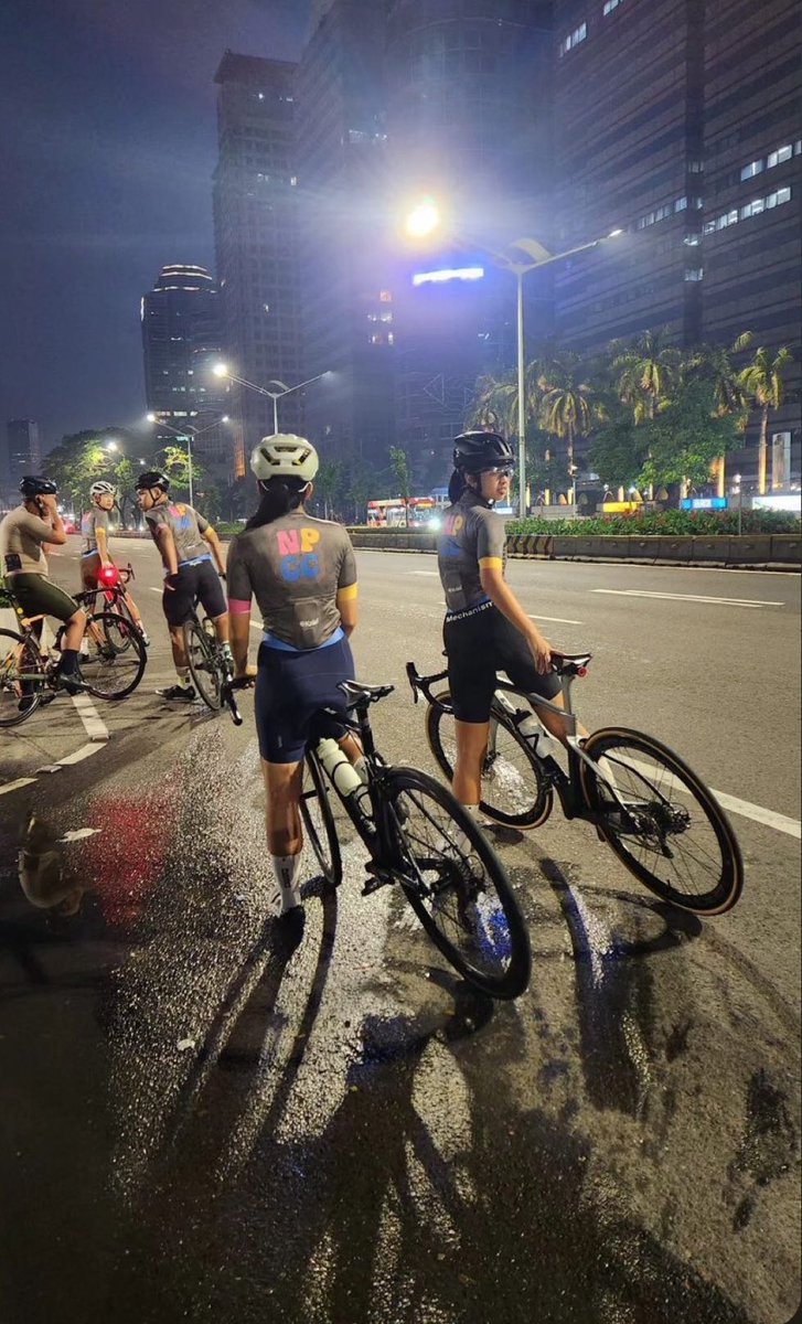 fujikun_JKT's tweet photo. 今朝はNPCC練。
ポップなチームジャージのカラーにAlba OpticsのANVMAの限定色がバッチリフィット。
Velocioの水色グローブも。
#ロードバイク #Albaoptics #Velocio https://t.co/14lJ5TKPLx
