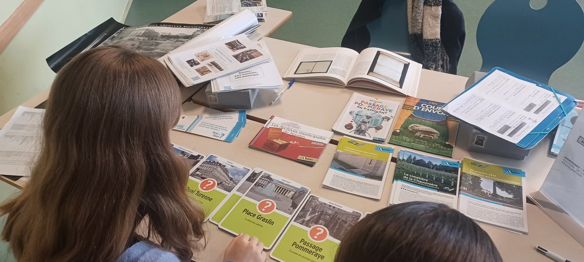 Toujours sympa de présenter les #ArchivesdeNantes et l'ensemble de mes missions autour de la médiation aux élèves de 4e et 3e au forum des métiers - encore une occasion de jouer avec la timeline de Nantes !
