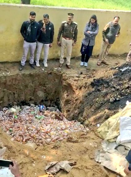 aligarhpolice's tweet photo. #Aligarh ।#AligarhPolice 

#SSP_Aligarh के निर्देशन में #ऑपरेशन_क्लीन के तहत थाना पिसावा पुलिस द्वारा मालखाना में दाखिल आबकारी अधिनियम के 95 अभियोगों में जब्त अवैध देशी व अंग्रेजी शराब (कीमत करीब ₹ 11 लाख) माननीय न्यायालय के आदेश से कराई गई नष्ट । 
#UPPolice https://t.co/3tsukZ0h1a