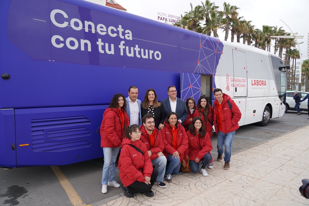 GVAlabora's tweet photo. 🆕#Labora ha presentat a #Peníscola els autobusos que recorreran els municipis de la #Comunitat en els quals no hi ha #EspaiLabora🚍

🫱🏼‍🫲🏻@generalitat  i @fvmpendirecto  col·laboren per a trencar barreres⛰️i oferir-te un millor servei 👏

💼#ElbusdeLabora t'acosta a l'#ocupació⬇️ https://t.co/kzjKjg3xoO