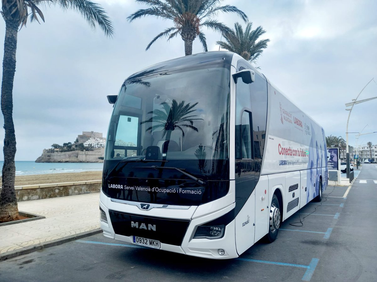 GVAlabora's tweet photo. 🆕#Labora ha presentat a #Peníscola els autobusos que recorreran els municipis de la #Comunitat en els quals no hi ha #EspaiLabora🚍

🫱🏼‍🫲🏻@generalitat  i @fvmpendirecto  col·laboren per a trencar barreres⛰️i oferir-te un millor servei 👏

💼#ElbusdeLabora t'acosta a l'#ocupació⬇️ https://t.co/kzjKjg3xoO
