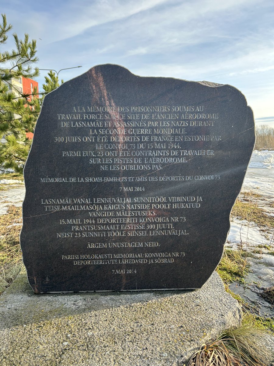 Émouvante cérémonie à la mémoire des juifs français du « convoi 73 », parti le 15 mai 1944 de Drancy avec 878 déportés à destination des pays baltes. Seules 22 personnes en réchapperont à Tallinn. #Shoah #Nejamaisoublier