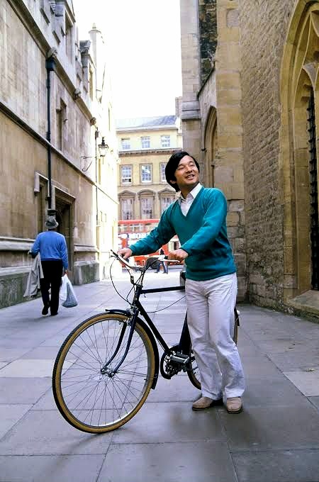 Kilka słów o tym, jak obecny cesarz Japonii, Naruhito w wieku zaledwie 23 lat spotkał się w Watykanie z Janem Pawłem II oraz zwrócił się z prośbą do króla Hiszpanii Juana Carlosa o pozwolenie na zwiedzenie domu, w którym przebywał Fryderyk Chopin. W 1983 roku Naruhito (📷) 1/7