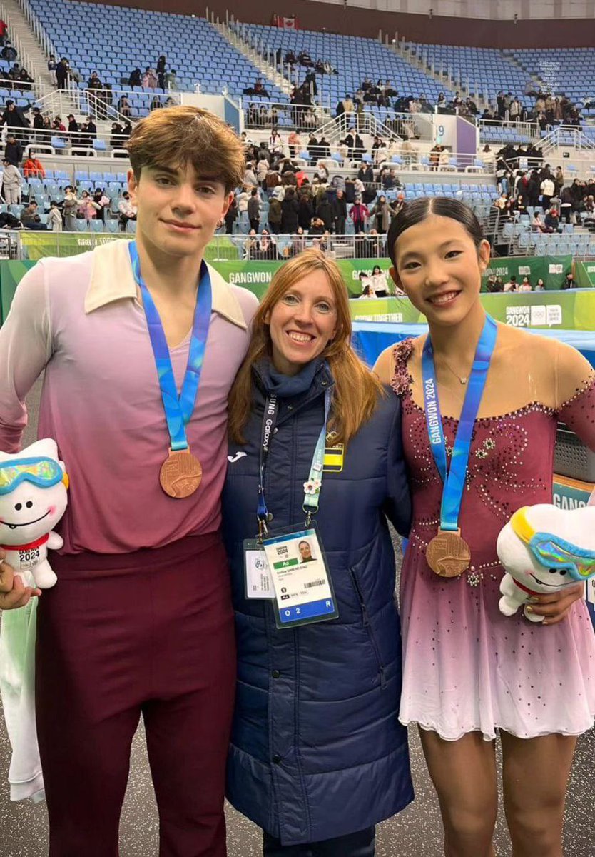 MarbarberanP's tweet photo. Enhorabuena Carolina Shan y Pau Vilella por la medalla de bronce conseguida en patinaje artístico en los @juegosolimpicos de la juventud.🏅
Habéis hecho historia!!!💪
Todo un orgullo teneros, y gracias por lo que aportáis al #deporte español 👏👏 https://t.co/2YXJyPpV2f