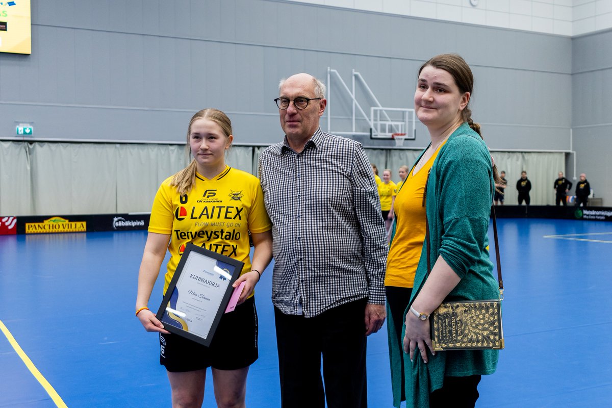 SaiPaSB's tweet photo. 💛VUODEN NUORI LUPAAVA URHEILIJA SEKÄ ESIKUVAURHEILIJA🖤

#saipasb #ylpeästikeltamusta #salibandy #fliiga #EKLU #EKUT #urheilugaala https://t.co/hedXf7D2qz