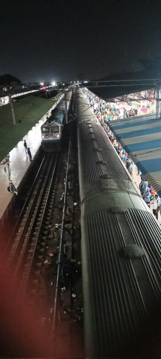 Huge passengers waiting for Bgm- Bengaluru SF express at Hubballi it shows the 75-80% of passengers are from Hubballi Dharwad only @SWRRLY must think of running one more special train from Hubballi at 11.30pm to cater the passengers from Hubballi. @Hubballi_Infra @HubballiRailway