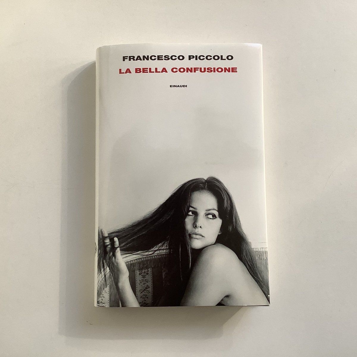 «Incontrando Sandra Milo, restando con lei a chiacchierare ore, si capisce che il cinema non è mai stata la sua passione principale, almeno non quanto la vita, che le è sempre interessata di più, e soprattutto l’amore».
Francesco Piccolo, la bella confusione