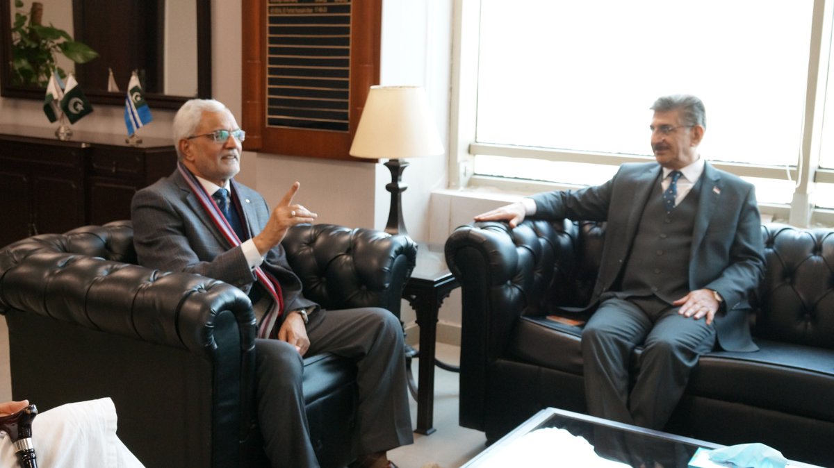 AviMinistry's tweet photo. PM's aide on avn. Farhat Hussain Khan held a mtg. with Amb. Of 🇮🇶to 🇵🇰 H. E. Hamid Abbas Lafta to discuss var. issues of air transportation. Both sides reiterated their firm resolve to further strengthen the B/L relationship in avn. Sector. https://t.co/8GzUMBFeF7