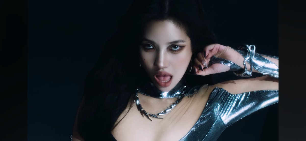 oownow___'s tweet photo. I love it when Soyeon does this pose fhsibssmnd https://t.co/3XQwEtKf6C