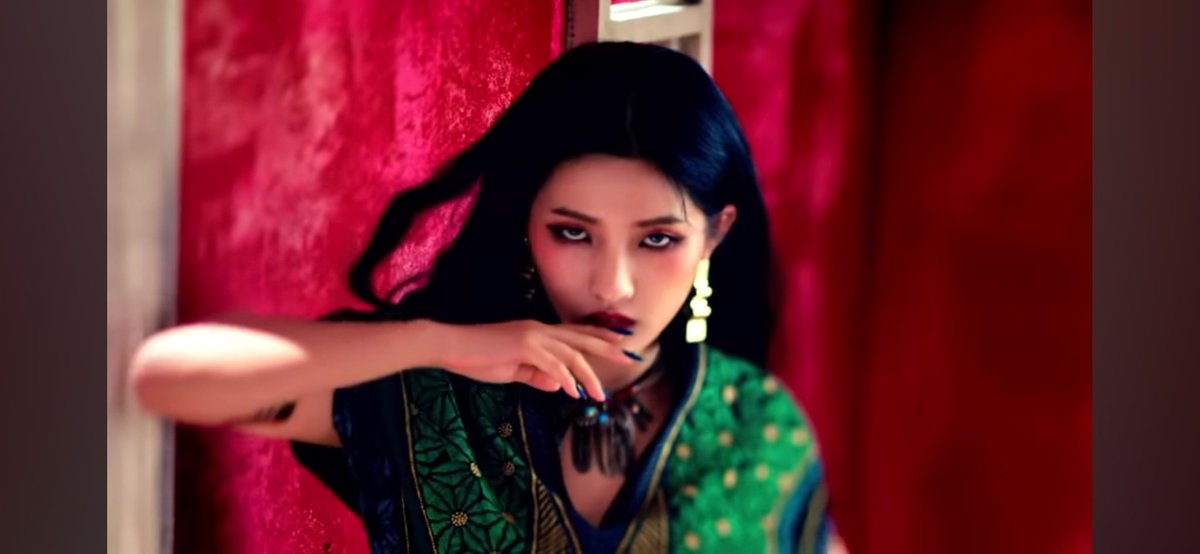 oownow___'s tweet photo. I love it when Soyeon does this pose fhsibssmnd https://t.co/3XQwEtKf6C