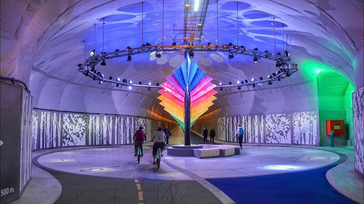 <a href="/bikevidrera/">bikevidrera</a> De referents n'hi ha arreu d'Europa per terra, mar i aire  

🇳🇴 Fyllingsdalstunnelen de Bergen (el més llarg del món) 
🇳🇱 Maastunnel de Rotterdamm (sota un riu) 
🇫🇷  Croix Rousse de Lió (2 km) 
🇩🇰 Cycle Snake de copenhagen (sobre districte administratiu) naciodigital.cat/noticia/267879…