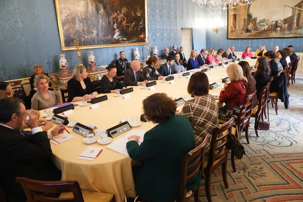 CasaReal's tweet photo. La Reina preside en el Palacio Real de Aranjuez la 31ª reunión del Consejo del Real Patronato sobre Discapacidad, institución pública cuyo objetivo es proteger los derechos de las personas con discapacidad para asegurar la inclusión social.
➡️https://t.co/Fz3JseDbpP https://t.co/EePVQLlCS1