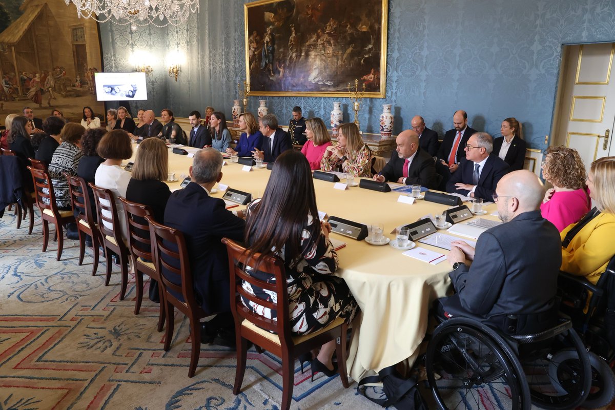 CasaReal's tweet photo. La Reina preside en el Palacio Real de Aranjuez la 31ª reunión del Consejo del Real Patronato sobre Discapacidad, institución pública cuyo objetivo es proteger los derechos de las personas con discapacidad para asegurar la inclusión social.
➡️https://t.co/Fz3JseDbpP https://t.co/EePVQLlCS1