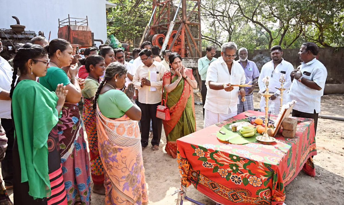 embalamrselvam's tweet photo. மணவெளி பகுதி சுடலை வீதி மற்றும் அதனைச் சுற்றியுள்ள பகுதிகளில் நிலவிவரும் குடிநீர் பற்றாக்குறையை தீர்ப்பதற்காக  புதுச்சேரி அரசு பொதுப்பணித்துறை பொது சுகாதார கோட்டம் மூலம் ₹14 லட்சம் மதிப்பீட்டில் புதிய ஆழ்துளை கிணறு அமைப்பதற்கான பூமி பூஜை !
#மணவெளி #ப��துச்சேரி 
@utofpuducherry https://t.co/3jbs4LGU9C
