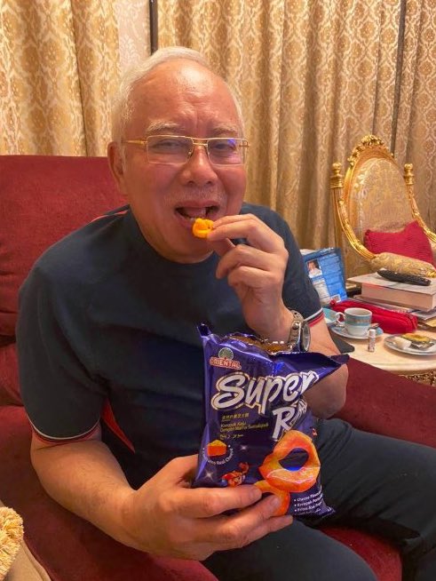 ismet_ulam's tweet photo. Lencun kita kena kencing membazir, lubang dlm tanah berkenaan projek ini dgn Pakatan Harapan/Perikatan Nasional masa PRU14 dulu,

Ye tak?

Tahniah @NajibRazak!! https://t.co/WrfnpB7qXj