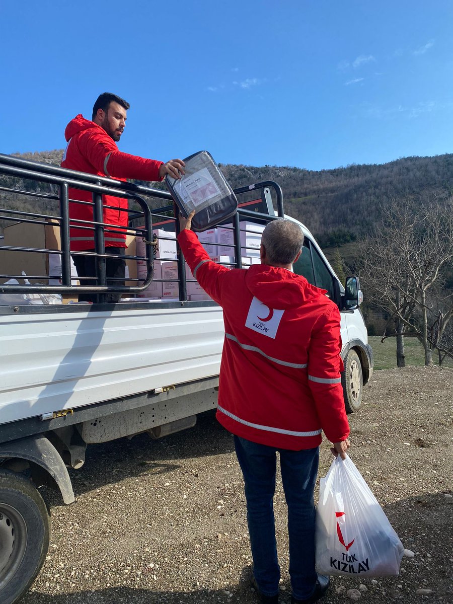 📍Kadirli, Osmaniye

Gönüllü ve şube personellerimizle birlikte ücra köylere doğru yola çıkıyor, her adımda, ihtiyaç sahiplerine yardım elimizi uzatıyoruz. 🌟 #Yanınızdayız