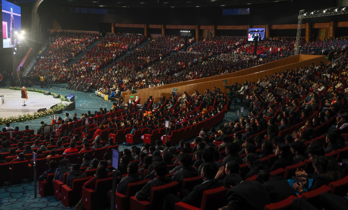 narendramodi's tweet photo. Here are some glimpses from the #ParikshaPeCharcha programme earlier today. https://t.co/qqqAyRz3cd