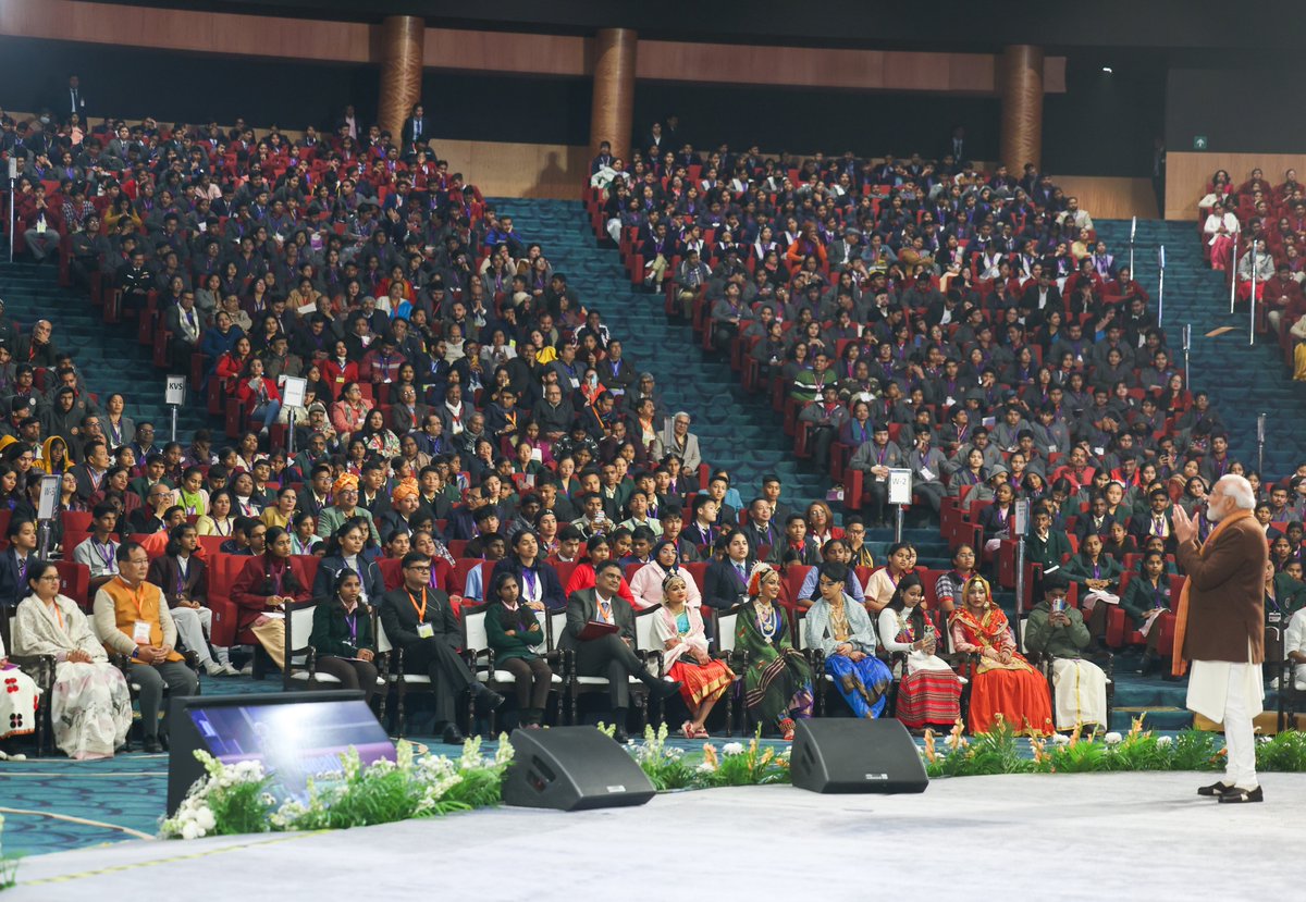 narendramodi's tweet photo. Here are some glimpses from the #ParikshaPeCharcha programme earlier today. https://t.co/qqqAyRz3cd