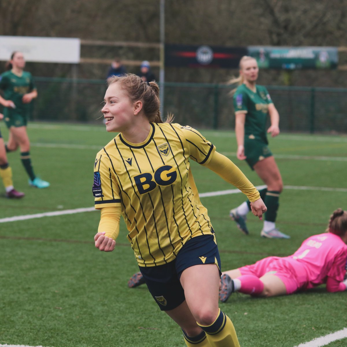 OfficialOUWFC's tweet photo. Back to back hat-tricks ✅
Twenty goals for the season in January 🤯

Is there anything @zoebarratt11 can’t do!? https://t.co/JIRoXsolC0