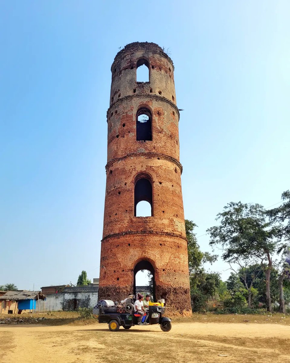 Taarikhnama's tweet photo. These two dilapidated towers at Babudih and Satanpur within Bokaro, Jharkhand, were part of the Indian semaphore line from 1816-28, providing visual communication at 5–20 mile intervals. Invented by Claude Chappe in 1792, operators relayed messages swiftly using semaphore arms. https://t.co/ZvuGbGrWdn