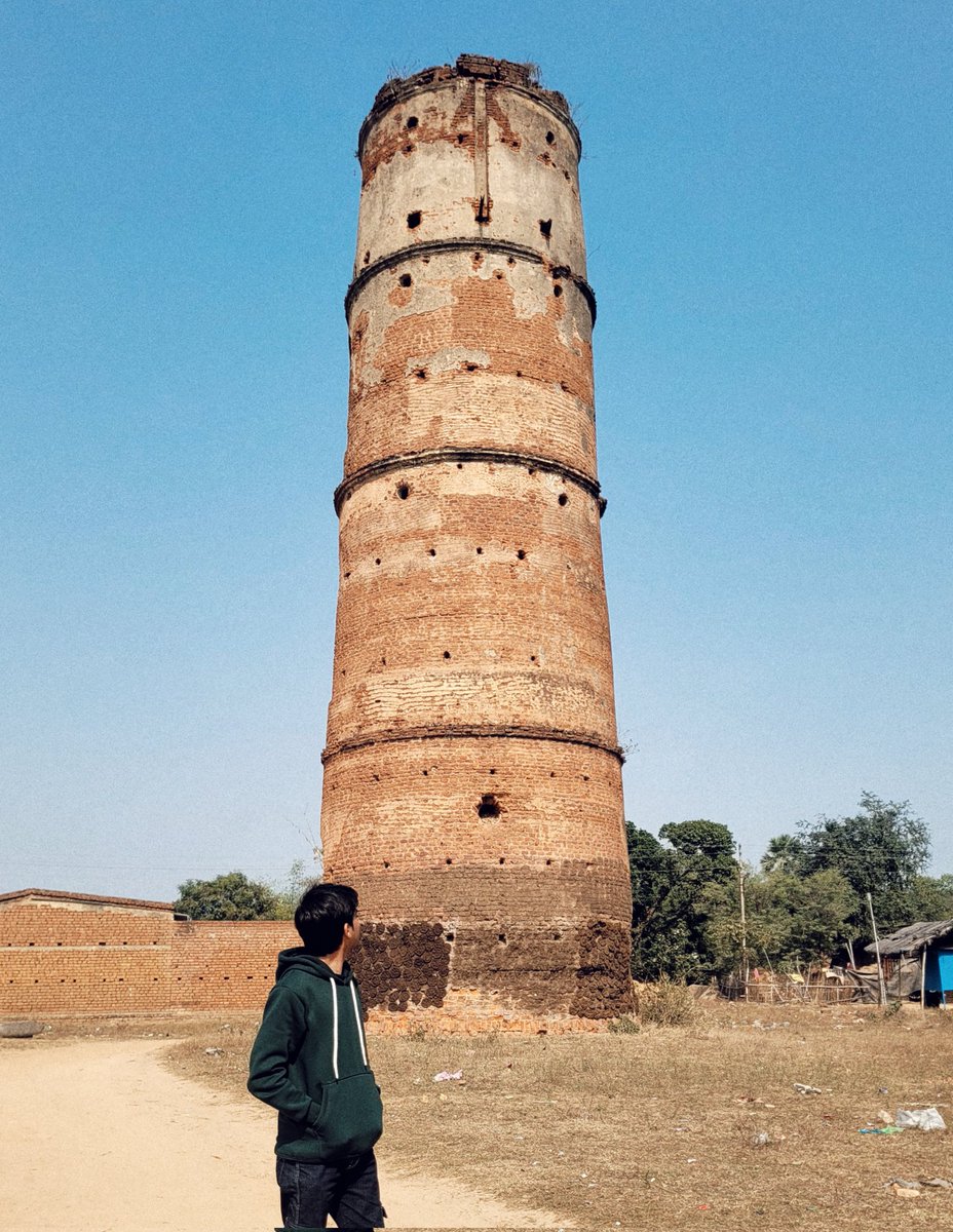 Taarikhnama's tweet photo. These two dilapidated towers at Babudih and Satanpur within Bokaro, Jharkhand, were part of the Indian semaphore line from 1816-28, providing visual communication at 5–20 mile intervals. Invented by Claude Chappe in 1792, operators relayed messages swiftly using semaphore arms. https://t.co/ZvuGbGrWdn