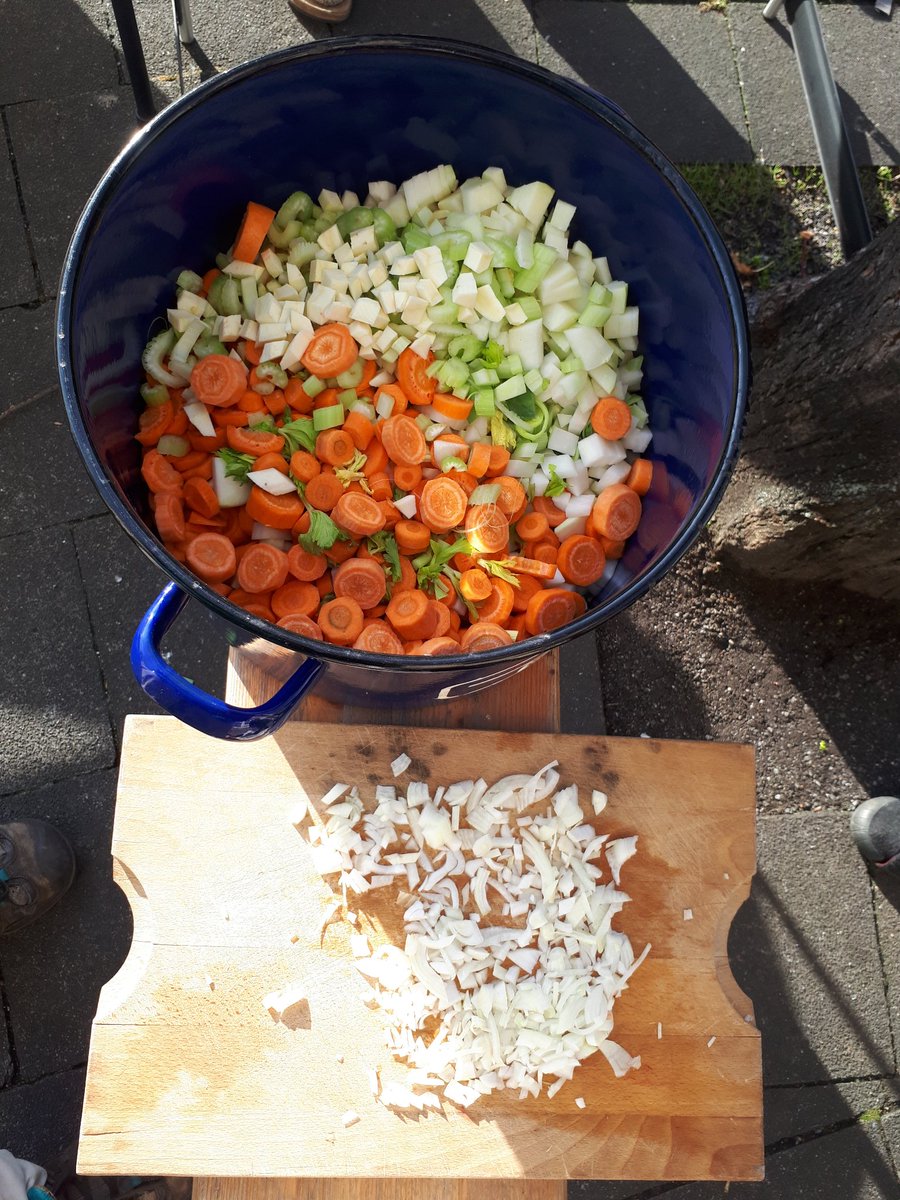 BlockNeurath's tweet image. Der Zeuge  sagt #BlockNeurath sei die einzige Störung in dem Jahr gewesen.  Weitere Informationen dazu gibt er nicht, weil die Personen im Gerichtssaal das zur Optimierung ihrer Aktionen nutzen könnten. Aber gerne doch! Draußen wird das Essen ist das Essen im Topf - kommt vorbei!