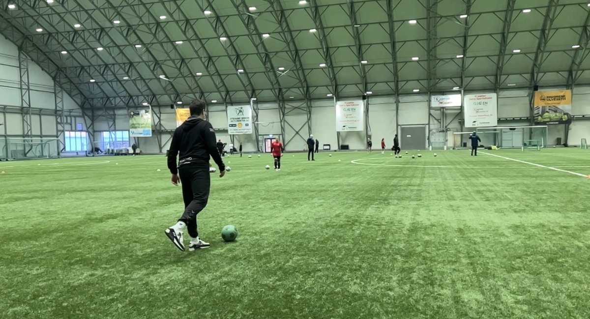 VenSandvik's tweet photo. Første samling i Bergen og Sotrahallen på UEFA Spillerutvikler B. Felles for Rogaland, Hordaland og Sogn og Fjordane.

Nye bekjentskaper med felles interesse om fornuftig spillerutvikling i klubb. Meget tålmodige og lærevillige markører fra kretslag, og kompetente veiledere. https://t.co/8Q21n9TCff