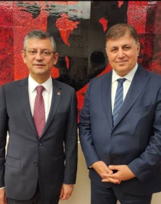 qqoqhan's tweet photo. CHP İzmir Büyükşehir adayı Cemil Tugay olmuş!

Tunç Soyer in yerine 5 li çetenin çantacısına büyük şehir belediyesini teslim ediyorlar.

Aday yapacak başka adam bulamadınız mı?

Yazıklar olsun size.
@herkesicinCHP 
@eczozgurozel https://t.co/ULchmjOMMj