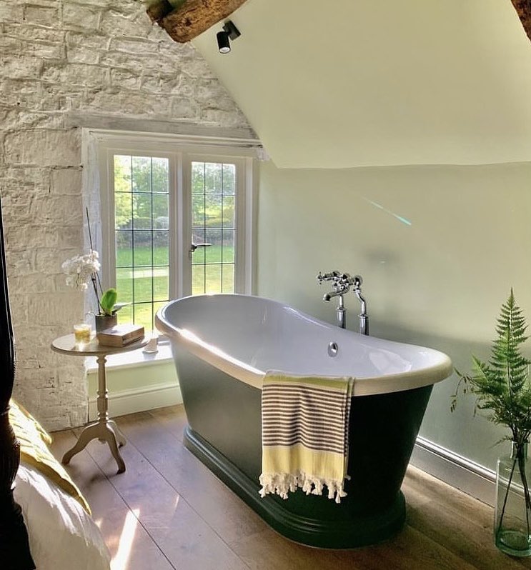 Another fabulous project completed by Sunny_inside_out_interiors!

Featuring our Roll Top Bot Bath!

BC Designs offer a choice of multiple baths that can be painted to a colour of your choice! All hand painted by our skilled painters in our Colchester, HQ!