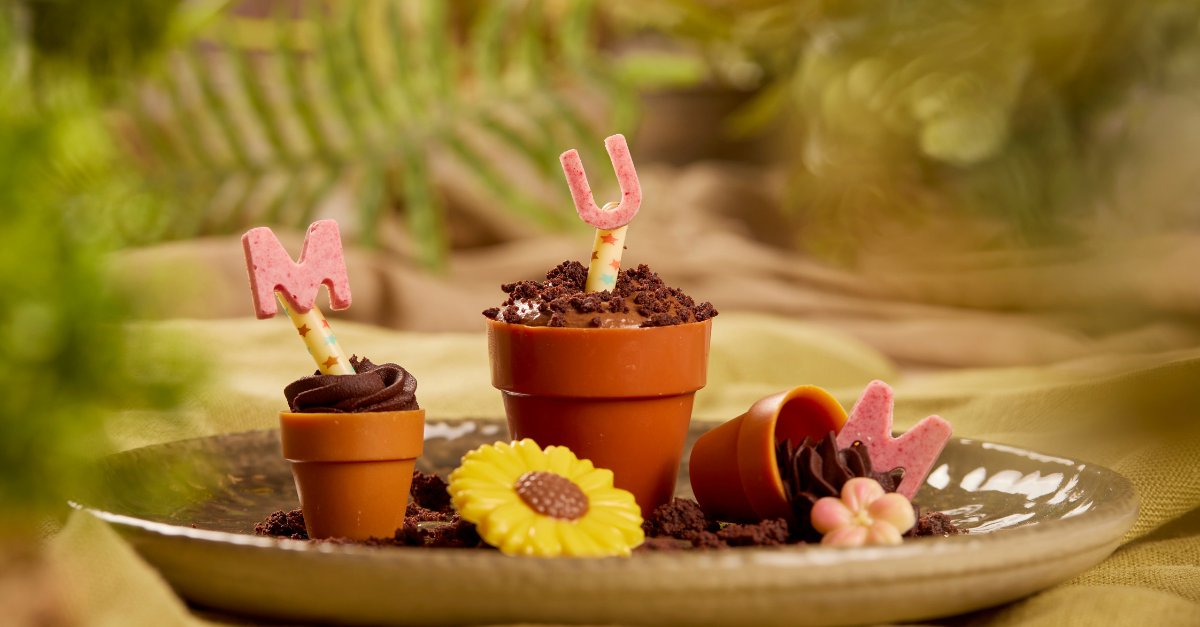 Instead of a bunch of flowers this Mother's Day, break tradition and treat mum to this amazing edible flowerpot dessert, created by Pastry Chef @SamanthaRain21🌼 To try this incredible recipe, click here: hubs.ly/Q02hZl0q0 #mothersday