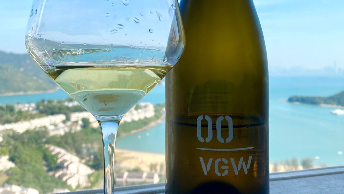 Talk about wine with a view! 🌊☀️

#bordeauxindex #finewine #wine #whitewine #winelover #winetime