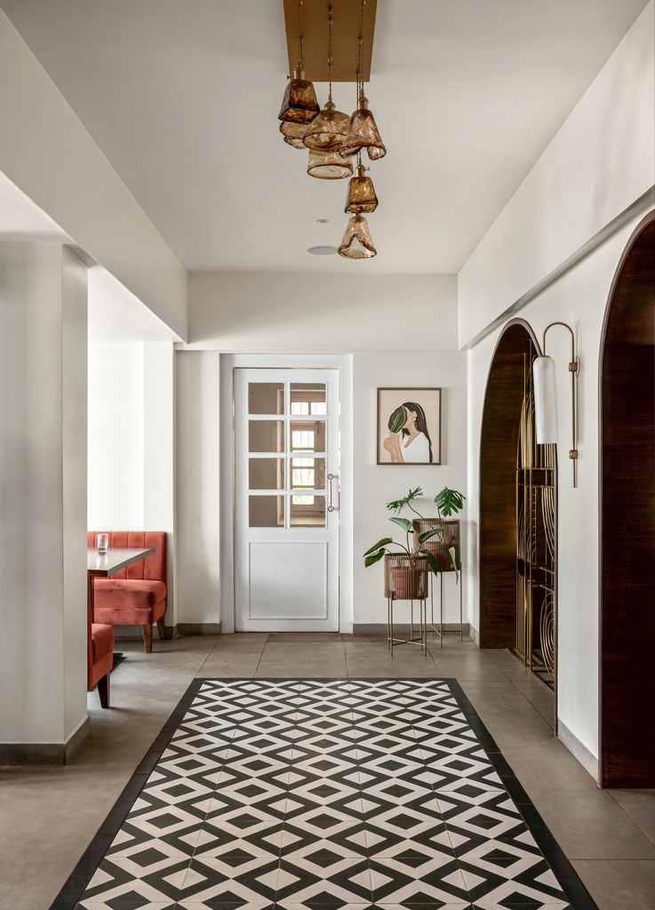 elledecorindia's tweet photo. Read more: https://t.co/8zlvy5r7Bd
#EDDesign Of archways and fluted walls: Tesor Designs transforms this 200-year-old Belgaum bungalow into a modern Art Deco restaurant
#elledecorindia #elledecor #restaurantdesign #studiomdesign #belgaum #belgaumresturants #designinspiration https://t.co/NF23MN1Q5T