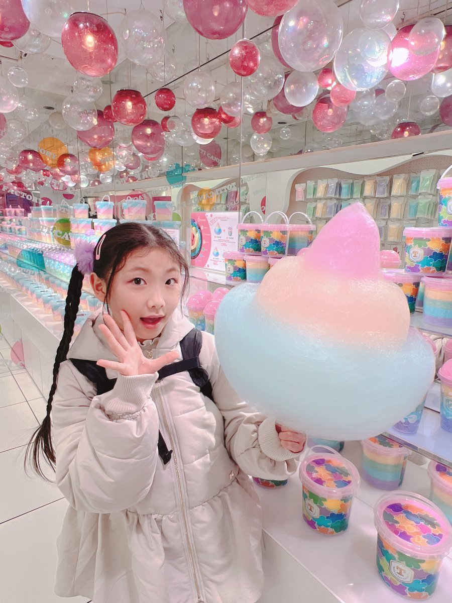 kuku_kukuri_'s tweet photo. 東京✨原宿✨竹下通り✨
Totti Candy Factoryでカラフルなわたあめを食べました🩵💛🩷
お店も可愛い〜💓とっても美味しかったです😋❤️
#くくり
#totticandyfactory
#わたあめ
#原宿
#竹下通り https://t.co/6IZHAp7BDB